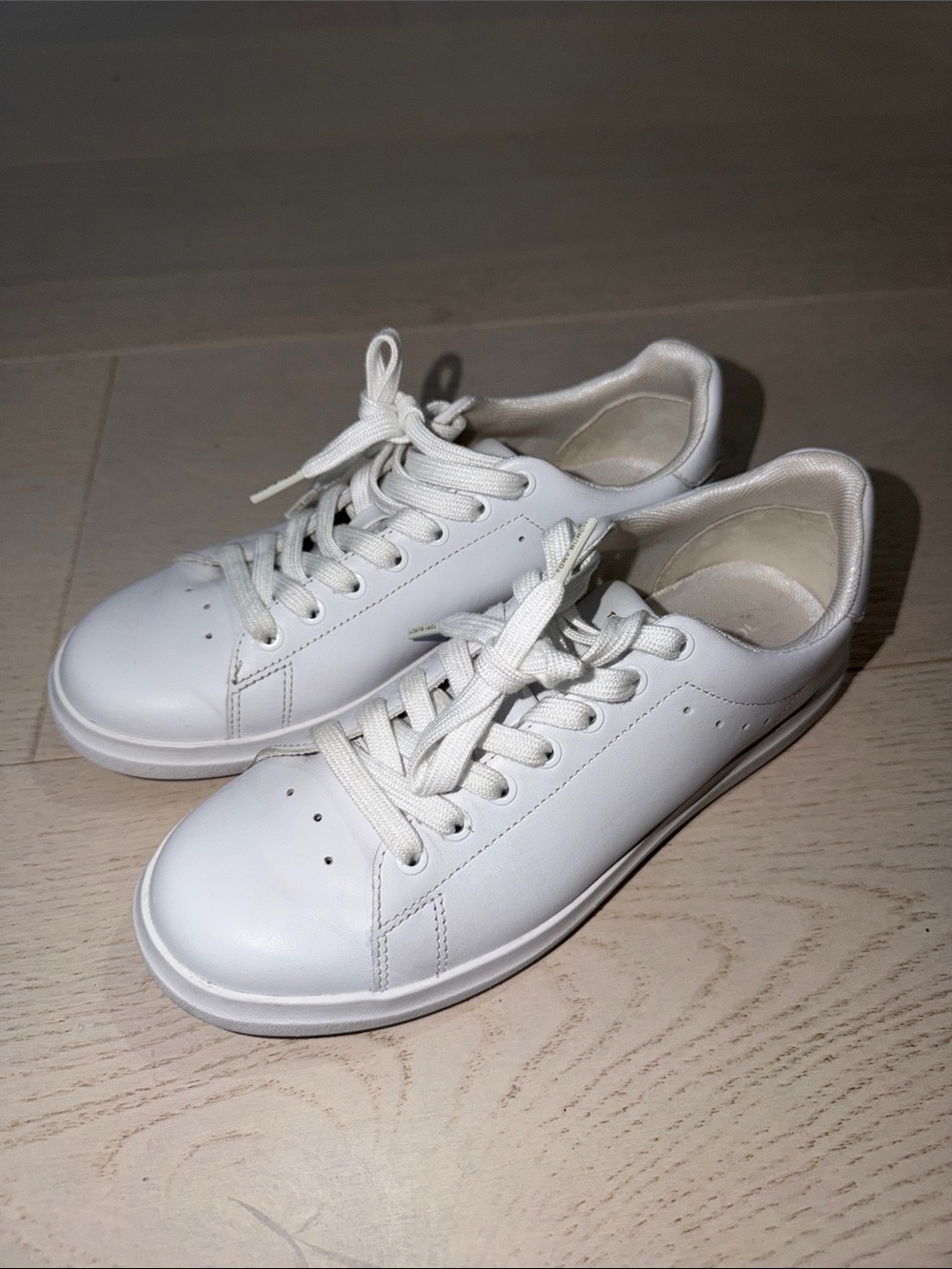 Tory Burch Howell Sneakers Size 7.5 M White Gold Logo Casual Classic Comfy - Picture 3 of 10